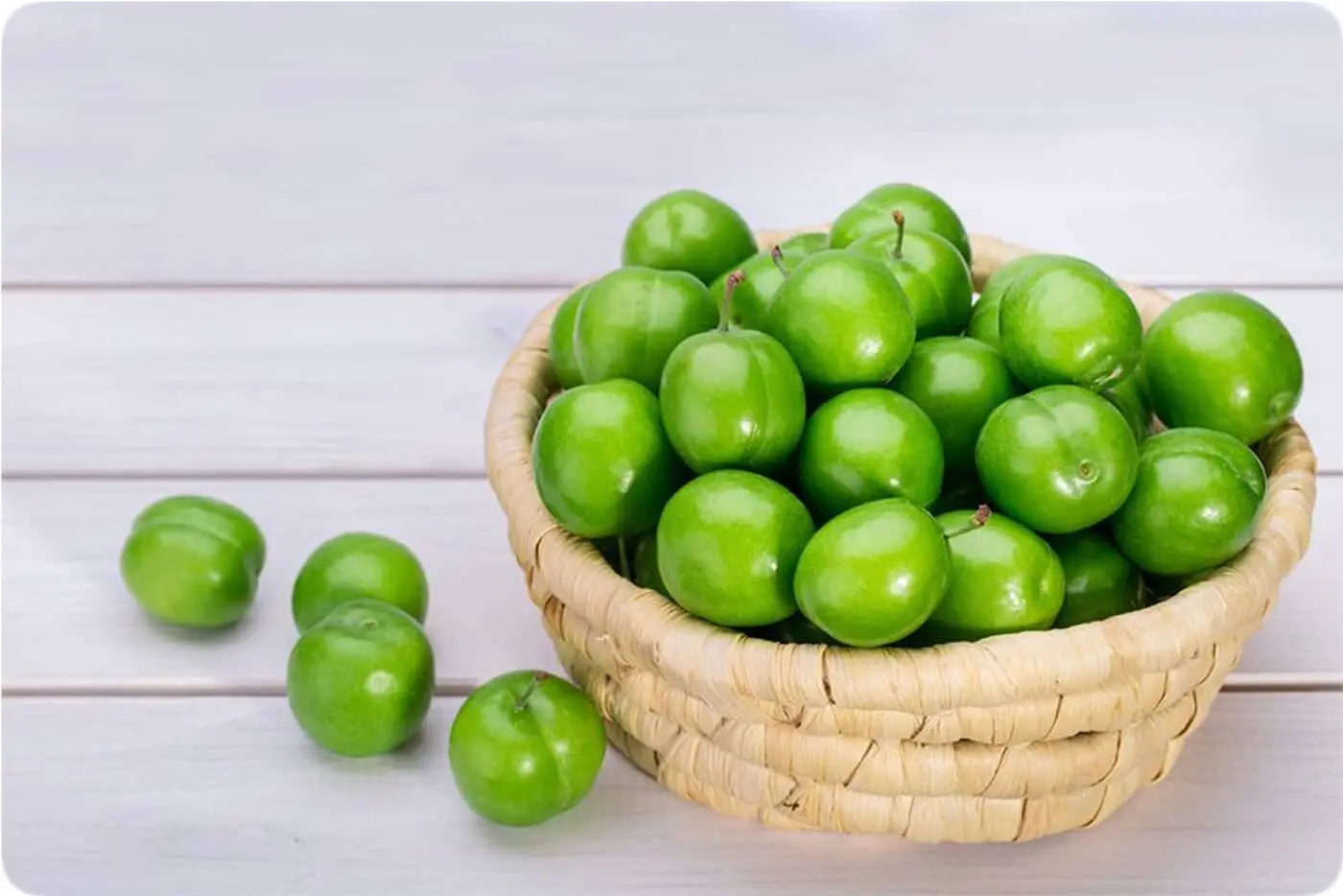 بلای زیاد خوردن گوجه سبز داخل معده