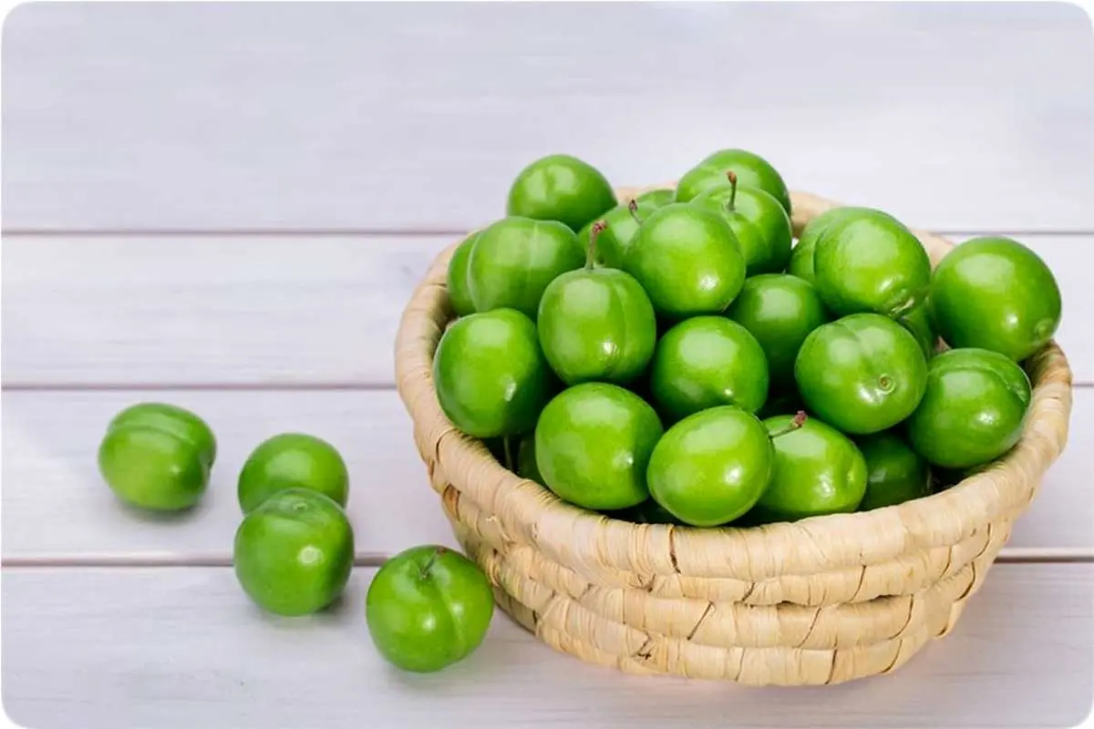 بلای زیاد خوردن گوجه سبز داخل معده