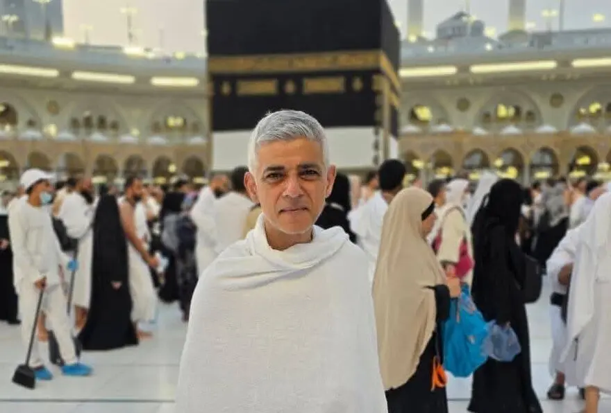 عکس؛ شهردار لندن با لباس احرام در مکه