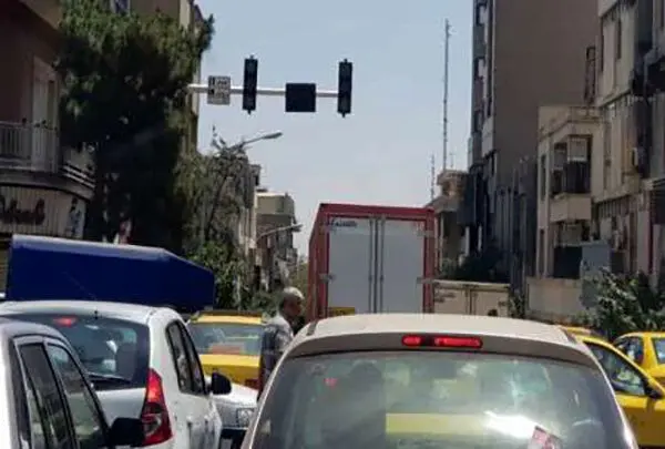 خاموشی مکرر چراغ‌های راهنمایی در شیراز؛ امنیت ترافیکی کجاست؟