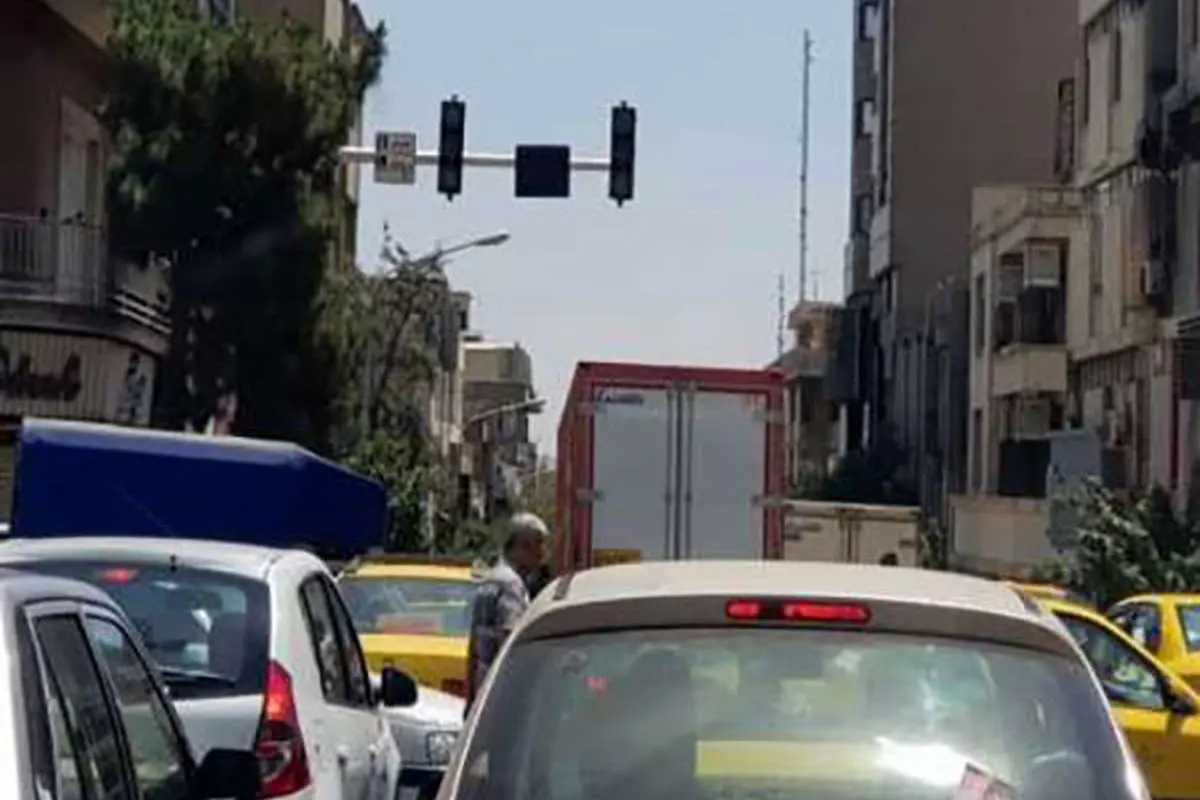خاموشی مکرر چراغهای راهنمایی در شیراز؛ امنیت ترافیکی کجاست؟