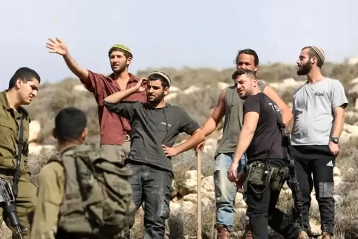 حمله وحشیانه شهرک‌نشین صهیونیست به فلسطینی در حال نماز