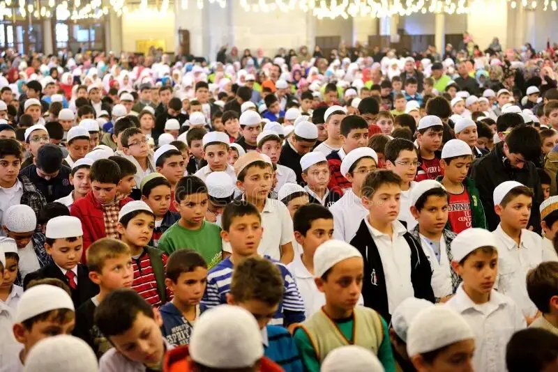 ابتکار جالب معلم برای تشویق دانش‌آموزان به نماز در مسجد