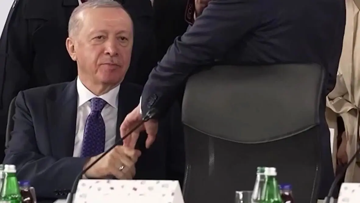 ببینید؛ رفتار جنجالی اردوغان با مکرون؛ رجب انگشت امانوئل را ول نمی‌کرد!
