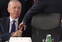 ببینید؛ رفتار جنجالی اردوغان با مکرون؛ رجب انگشت امانوئل را ول نمی‌کرد!