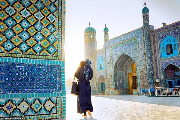 زلزله در افغانستان به مسجد کبود مزارشریف آسیب وارد کرد