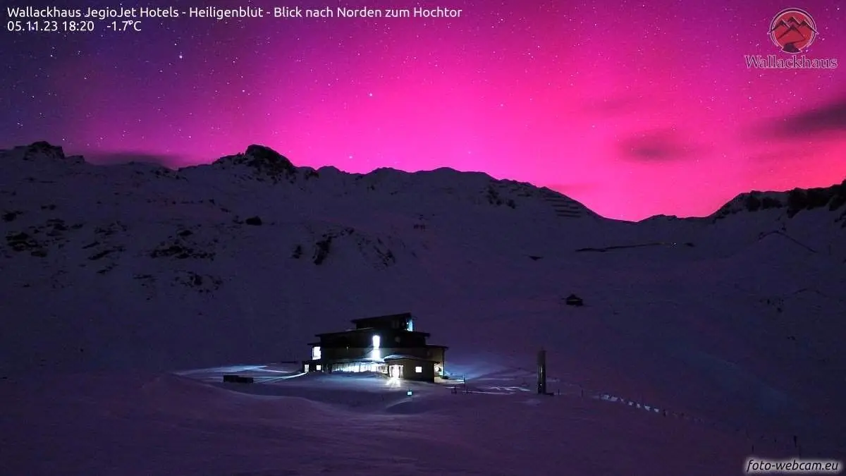 درخشش شفق قطبی نادر بر فراز یکی از قله‌های آلپ