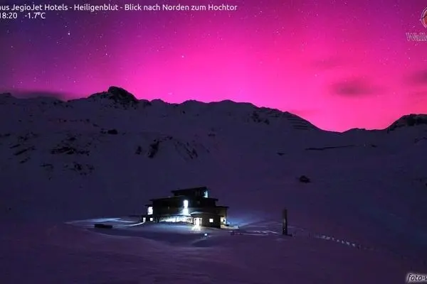 درخشش شفق قطبی نادر بر فراز یکی از قله‌های آلپ