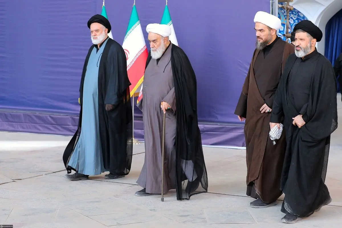 بوسه محمدی گلپایگانی بر تابوت دخترش در مسجد جمکران 