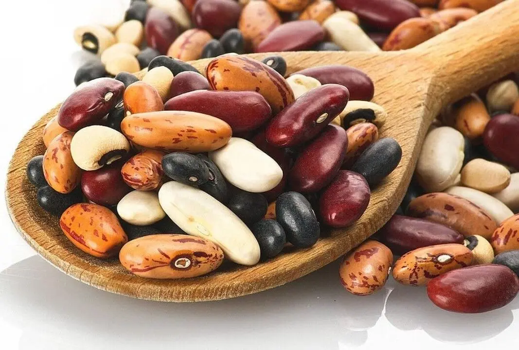 قیمت لوبیا در بازار به نیم میلیون رسیده و هم قیمت گوشت شده است

