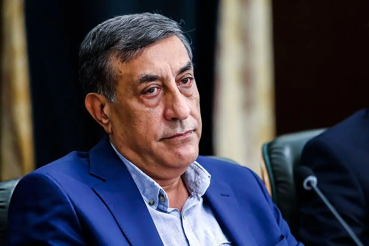 تصاویر؛ وقتی قائم‌پناه دست به نصب پنل می‌زند