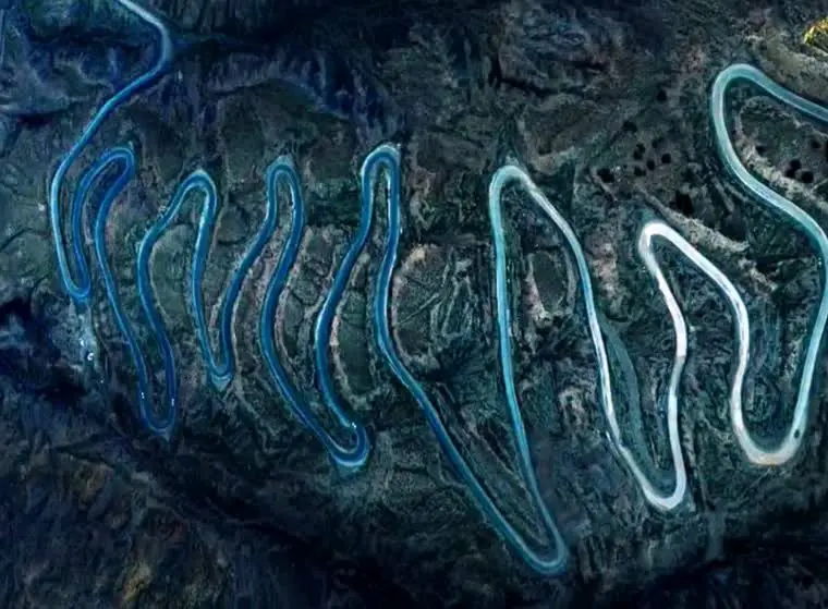 پرپیچ‌ترین جاده ایران از نمای ۷۰۰ متری