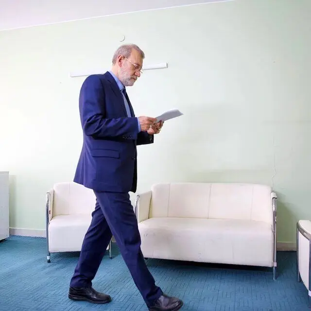 لاریجانی عازم مسقط شد/ برنامه های دبیر شورای عالی امنیت ملی در عمان
