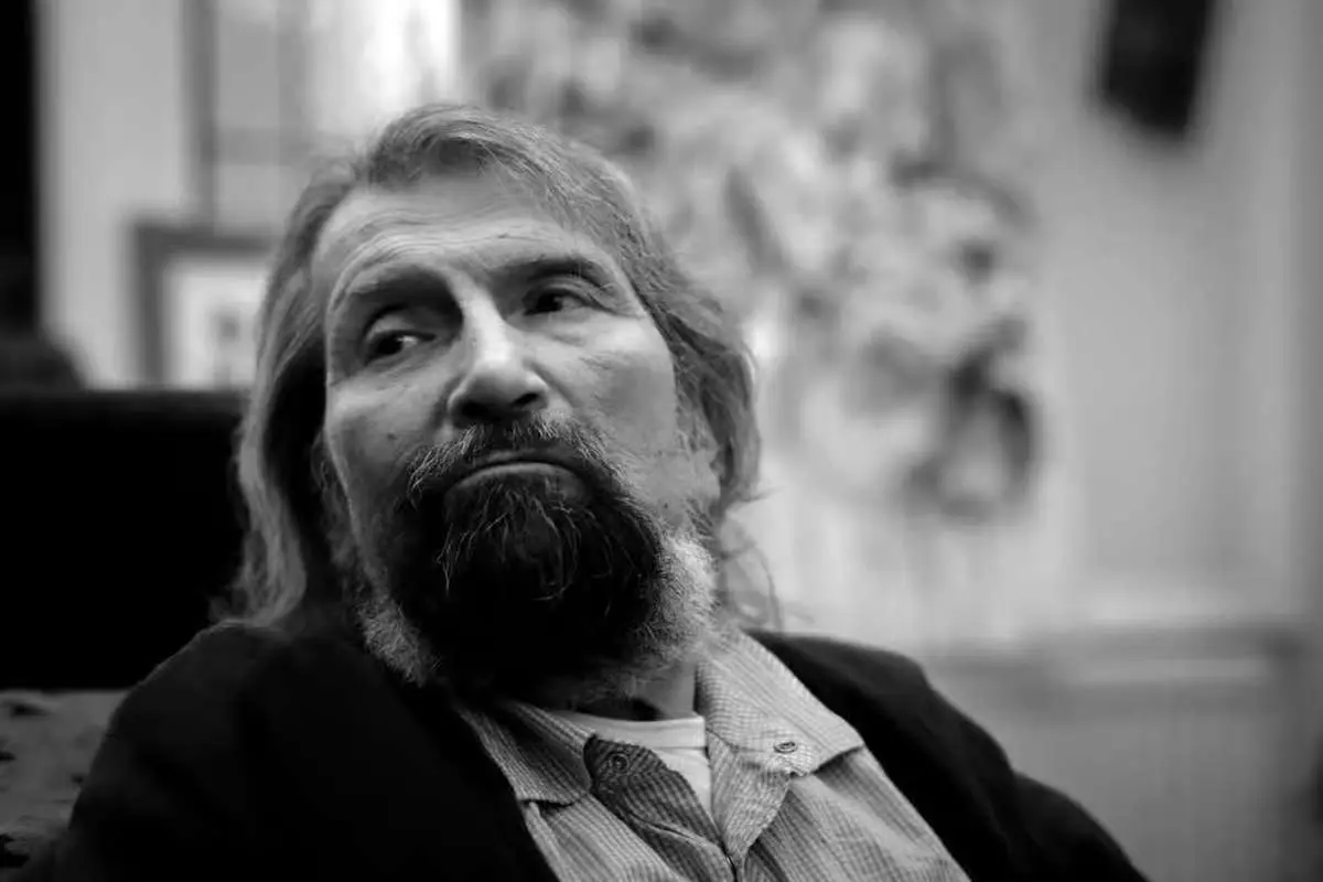 شبی نَبوده که من یادِ روی او نکنم / وَ با خیالِ رُخش باز گفت‌وگو نکنم