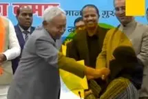 جنجال پایین کشیدن حجاب یک پزشک توسط آقای وزیر