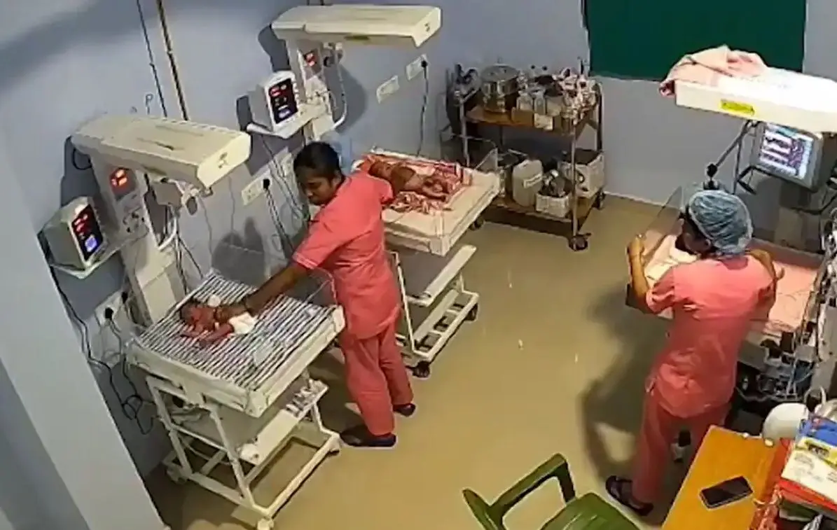 ببینید؛ دو پرستار فداکار نوزادان را در زلزله نجات دادند