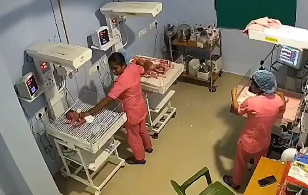ببینید؛ دو پرستار فداکار نوزادان را در زلزله نجات دادند