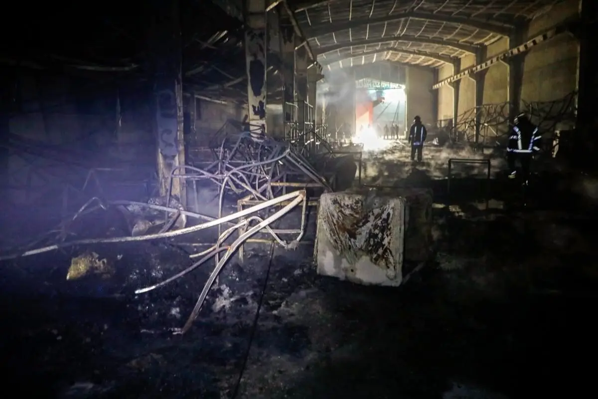 تصاویر؛ آتش‌سوزی گسترده در یک کارگاه چوب و تولید مبلمان در مشهد