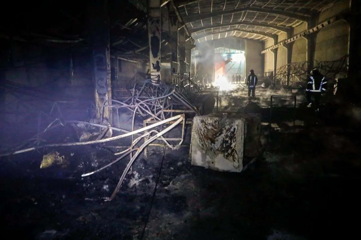 تصاویر؛ آتش‌سوزی گسترده در یک کارگاه چوب و تولید مبلمان در مشهد