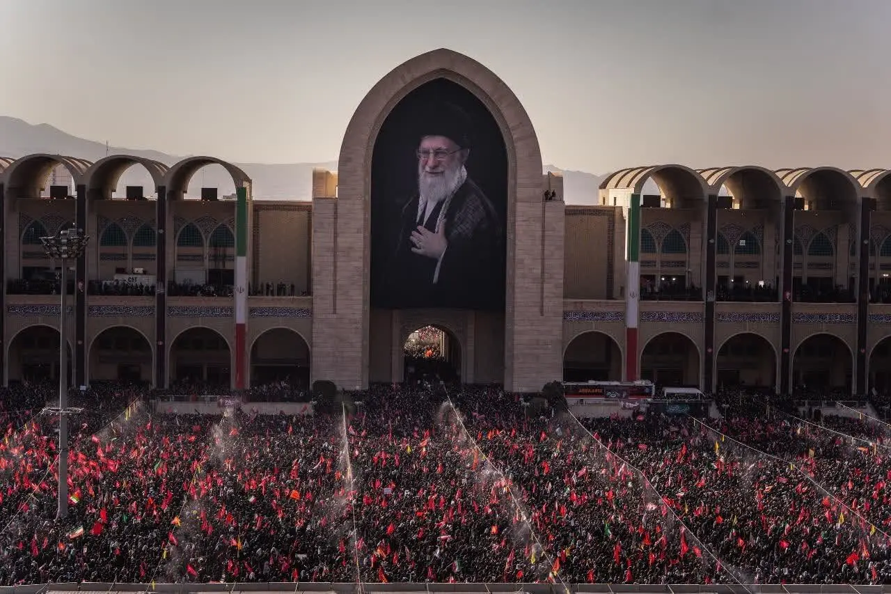 تصویری از قالیباف و آیت‌الله مروی در مصلی تهران