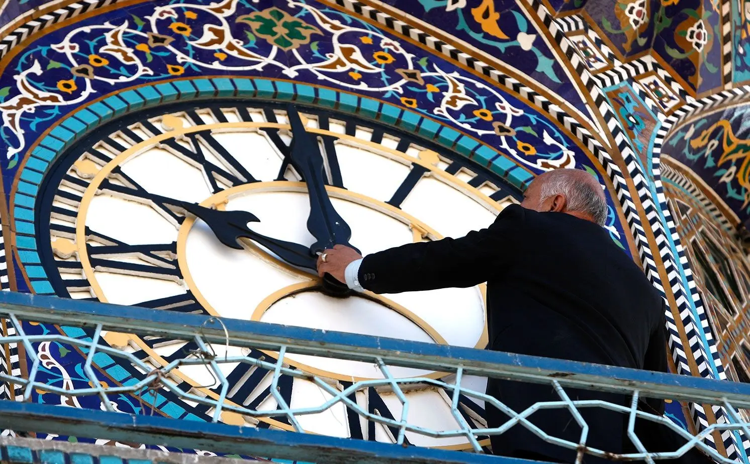 تنظیم ساعت حرم امام رضا(ع) چگونه است؟