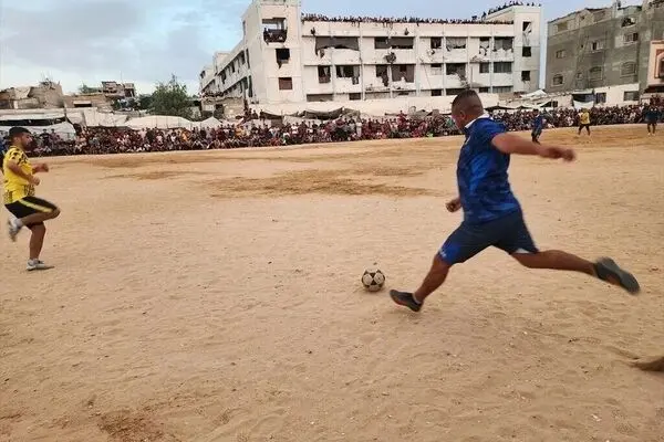 در محاصره آوارها؛ زمین فوتبال هنوز تماشاگر دارد