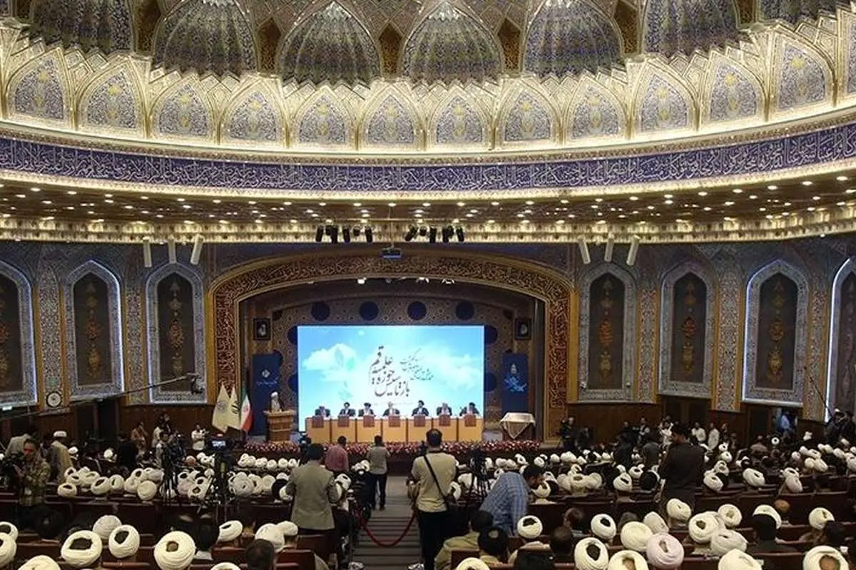 در نشستهای پرهزینهای که در حوزه علمیه برگزار میکنید، کدام مشکل واقعی مردم مطرح و حل شده است؟