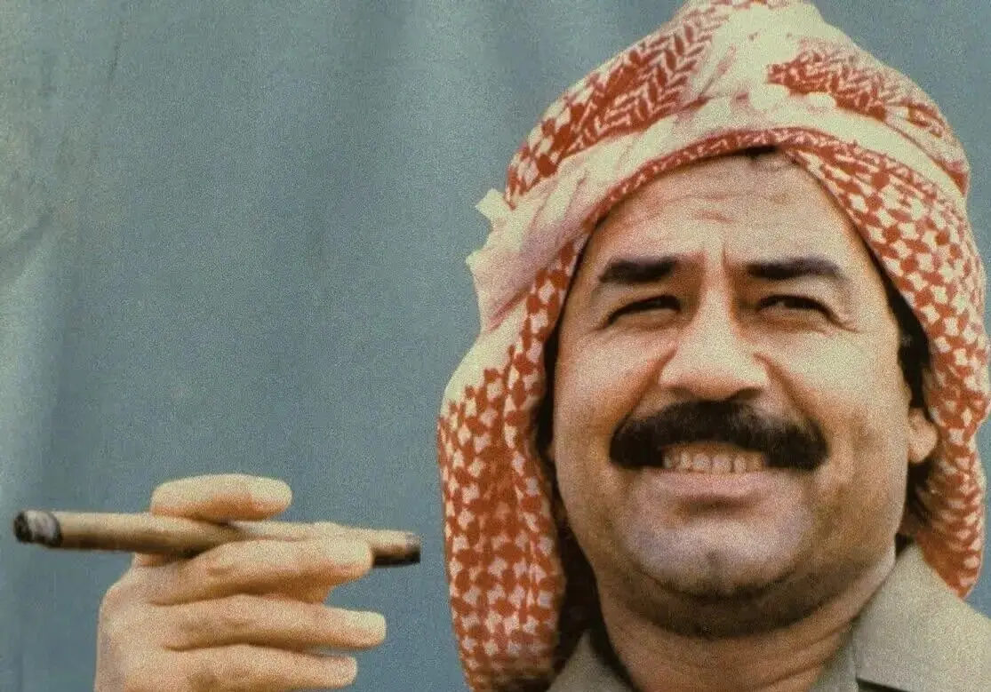 «صدام» در حال نماز خواندن در حرم امام هادی؛ سال ۱۳۷۶