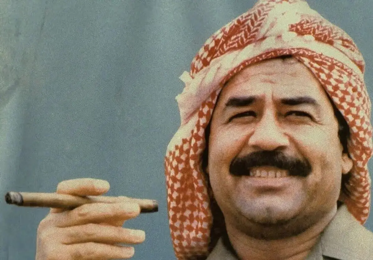 «صدام» در حال نماز خواندن در حرم امام هادی؛ سال ۱۳۷۶