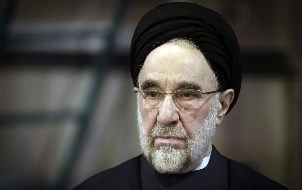 بانوی سالخورده یزدی خطاب به خاتمی: دست بده طبق فتوای آقای خمینی 
