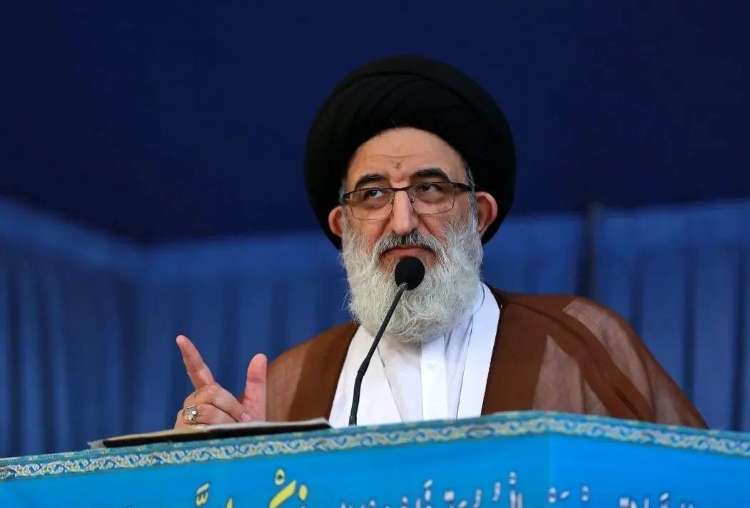 امام جمعه کرج: ملت ما امروز به مذاکره با آمریکا ایراد می‌گیرند

