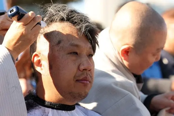 تحصن خانواده‌های قربانیان سقوط هواپیما با تراشیدن سر