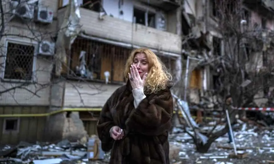 ببینید؛ زنی که به سختی از حمله هوایی روسیه به کی‌یف جان سالم به‌در برد