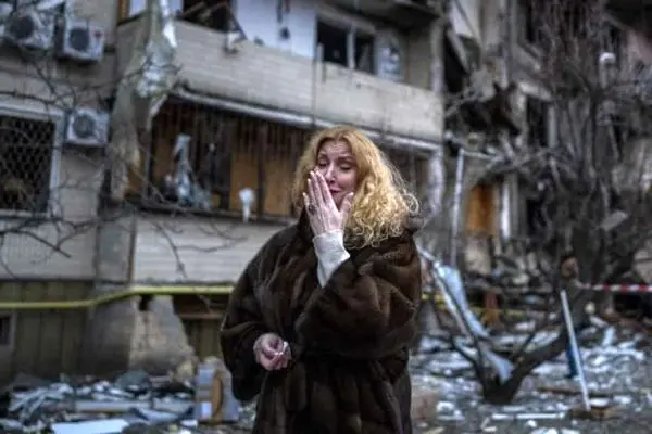 ببینید؛ زنی که به سختی از حمله هوایی روسیه به کی‌یف جان سالم به‌در برد