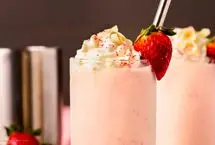 طرز تهیه میلک شیک توت فرنگی، یک نوشیدنی بهاری دلچسب و کافی شاپی
