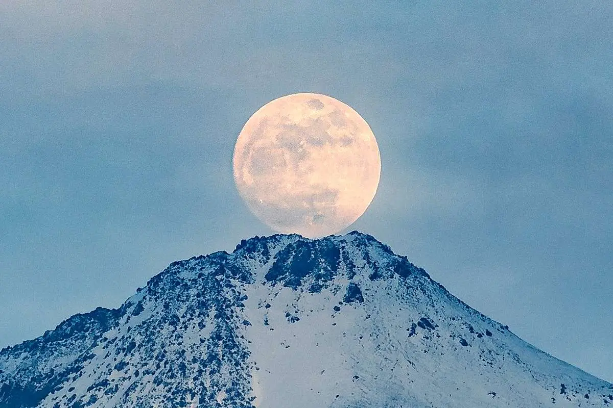 تصاویری از برآمدن قرص کامل ماه بر فراز قله سبلان