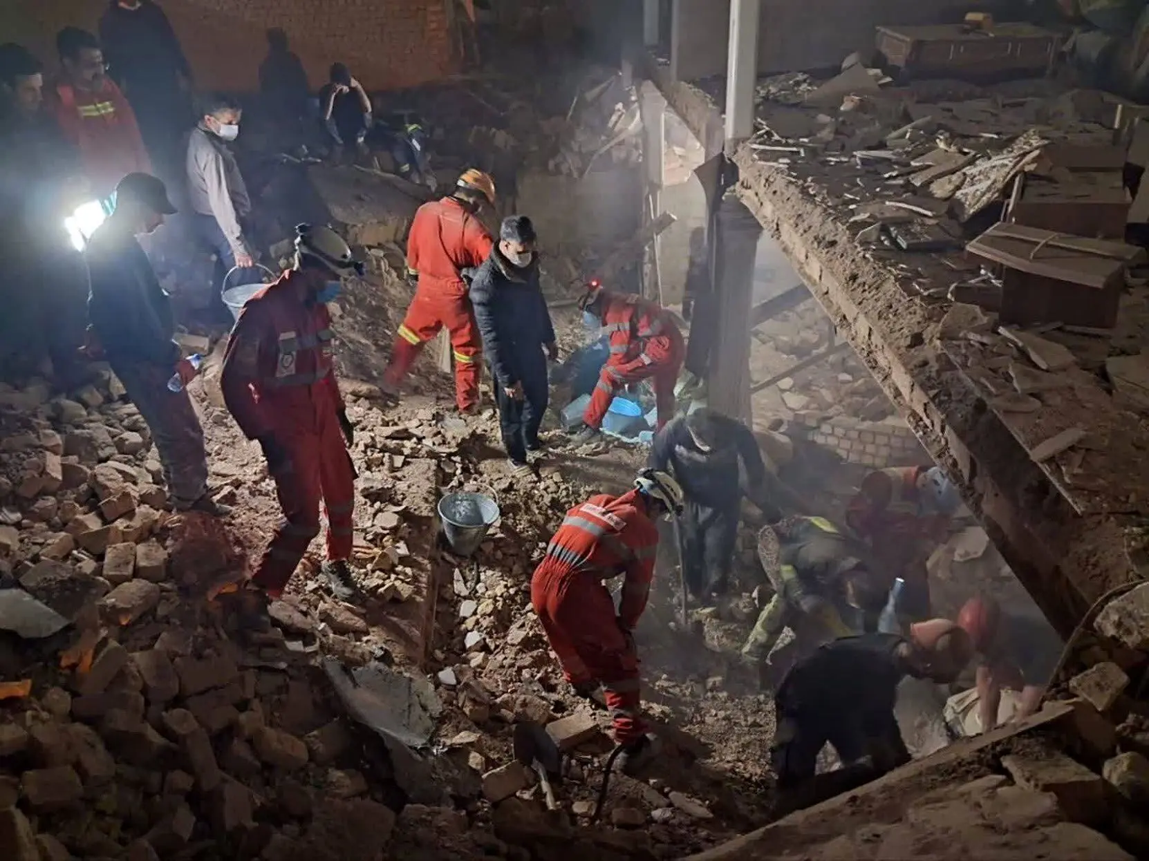 انفجار مرگبار یک ساختمان مسکونی در قم با ۵ مصدوم و یک فوتی
