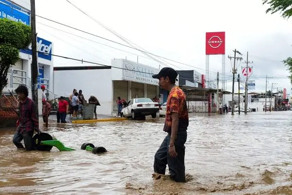 سیل ناگهانی در مکزیک خودروها را با خود برد