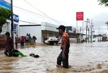 سیل ناگهانی در مکزیک خودروها را با خود برد