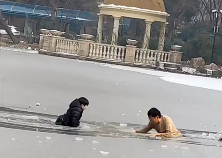 فداکاری خطرناک؛ ناجی کودک خودش گرفتار یخ شد