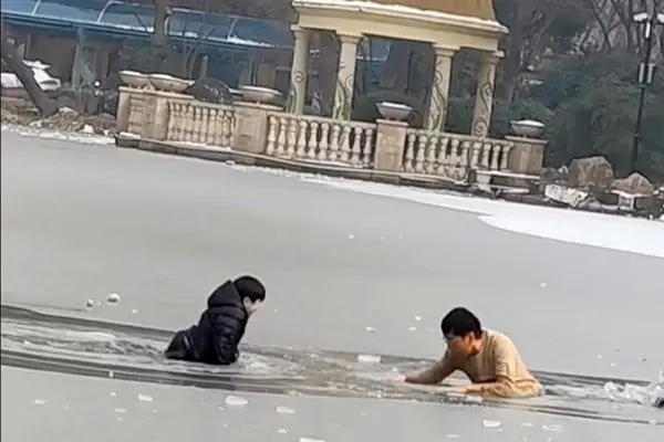 فداکاری خطرناک؛ ناجی کودک خودش گرفتار یخ شد