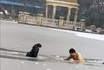 فداکاری خطرناک؛ ناجی کودک خودش گرفتار یخ شد