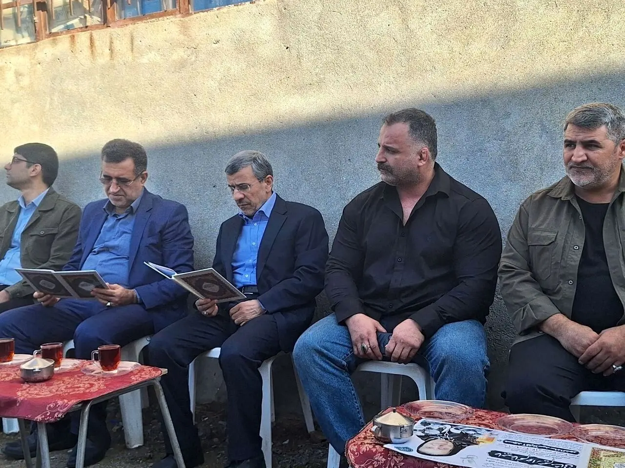 ژست‌های خاص احمدی‌نژاد در مراسم ختم خواهر مشایی