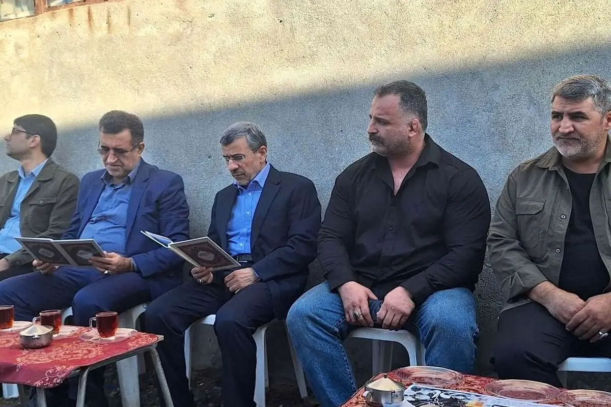 ژست‌های خاص احمدی‌نژاد در مراسم ختم خواهر مشایی