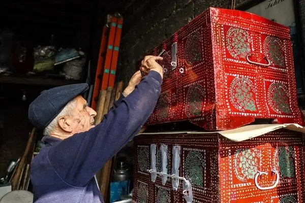 تصاویر؛ آخرین نگهبان صندوق بولاکی در گیلان