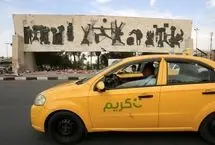 لحظات دلخراش گیر کردن دست دختر میان درِ خودرو 