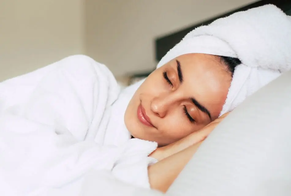 ۵ دلیل که نباید شب‌ها با موهای خیس بخوابید