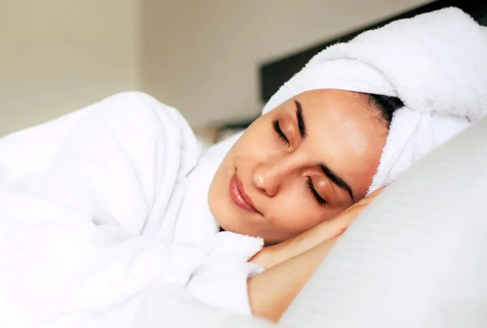 ۵ دلیل که نباید شب‌ها با موهای خیس بخوابید