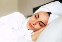 ۵ دلیل که نباید شب‌ها با موهای خیس بخوابید
