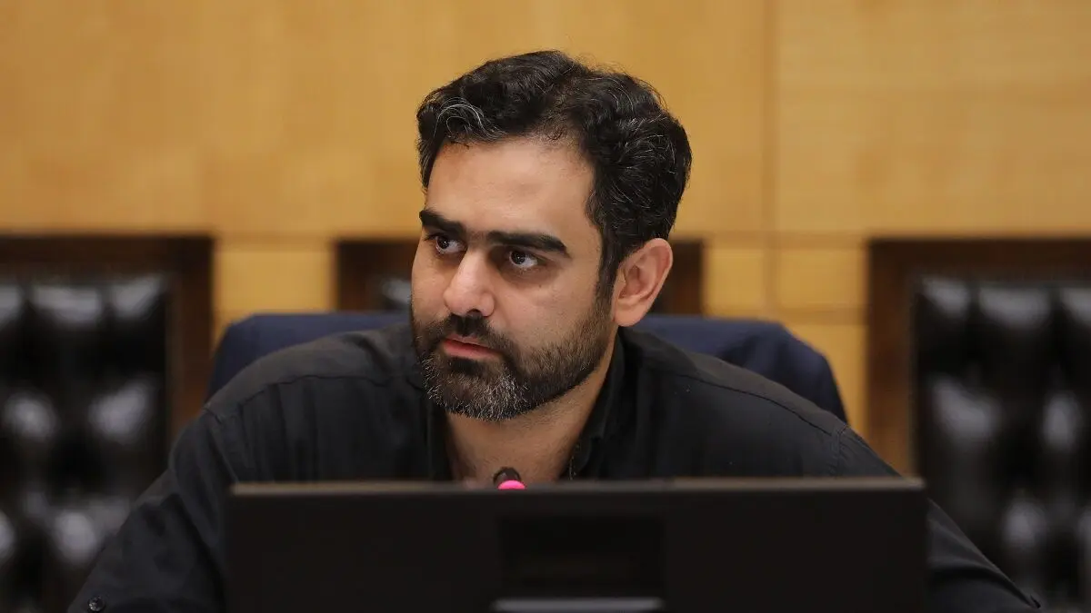 انتقاد شدید روزنامه نزدیک به قالیباف از ثابتی: می خواهید از رهبری، شخصیتی دست بسته بسازید؟
